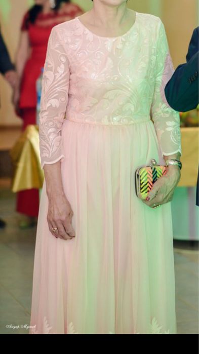 Платья вечерние