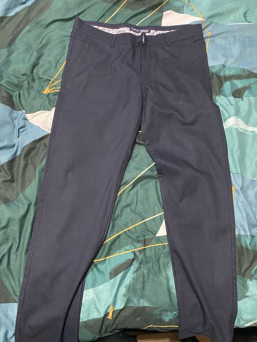 Vand pantaloni eleganti de barbati