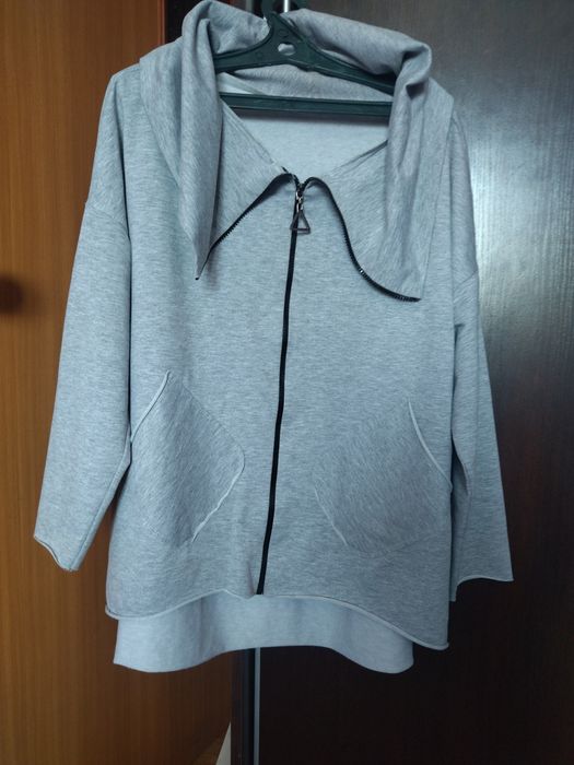 Продам кофта с капюшоном размер 54 .
