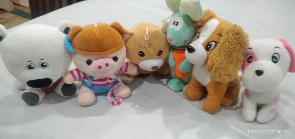 Игрушки мягкие высотой 20-25 см.