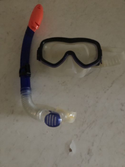 Плавательные очки и трубка.