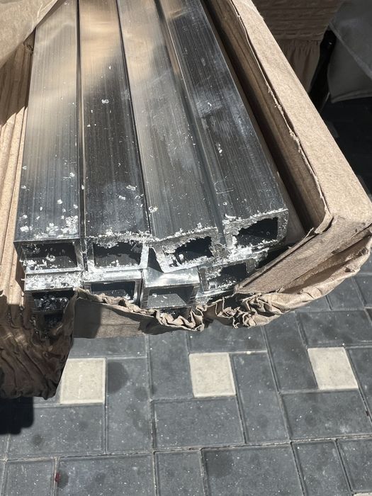 Teava patrata de aluminiu