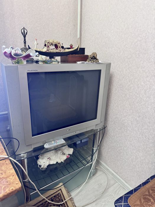 Телевизор  LG в рабочем состоянии. Пульт есть
