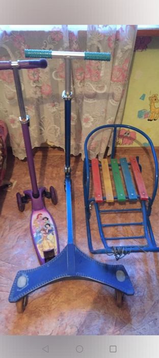 Продам недорого санки и 2 самоката