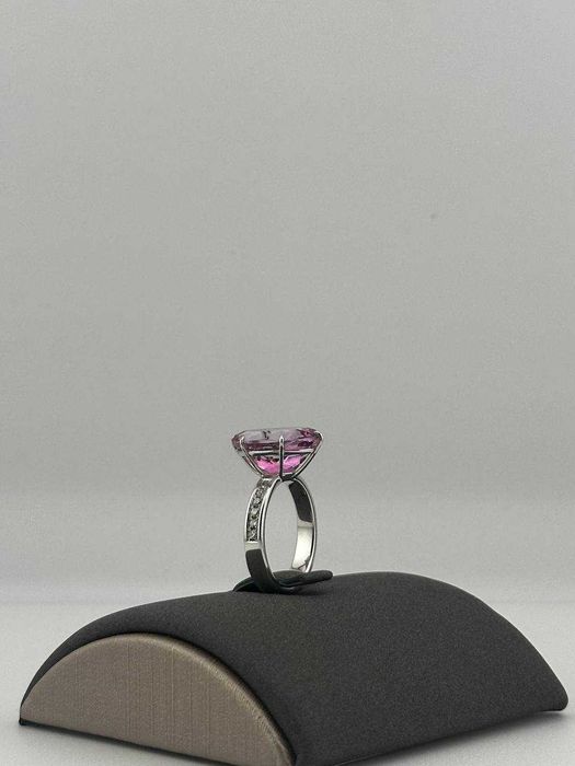Kольцо с розовым топазом и бриллиантами