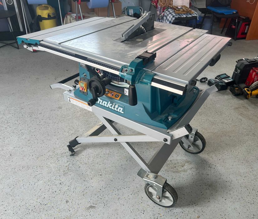 Fierastrau circular Makita MLT100 cu masa pliabila pe roti 1500W