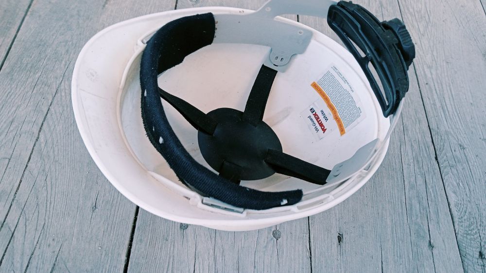 Каска белая новая