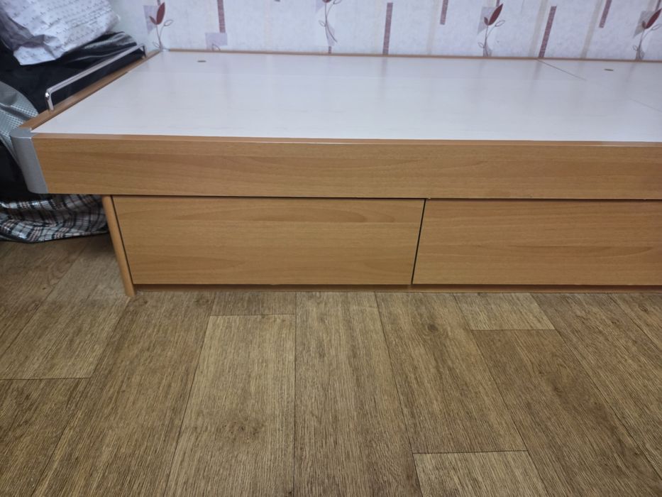 Кровать без матраса