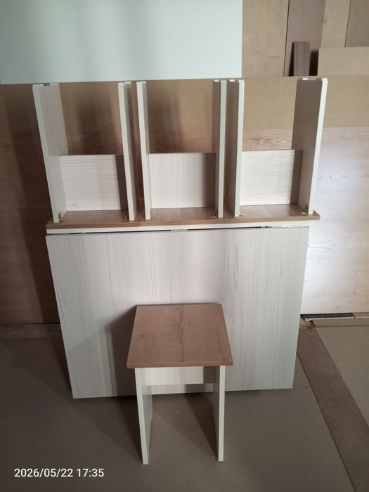 Продам стол-книжку и 4 табуретку