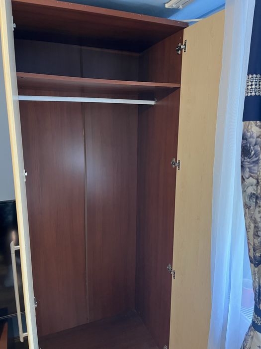 Doua dulapuri mari de dormitor + comoda