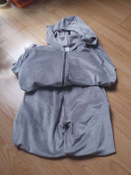 Vând treninguri noi