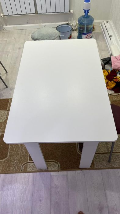 Белый кухонный стол.