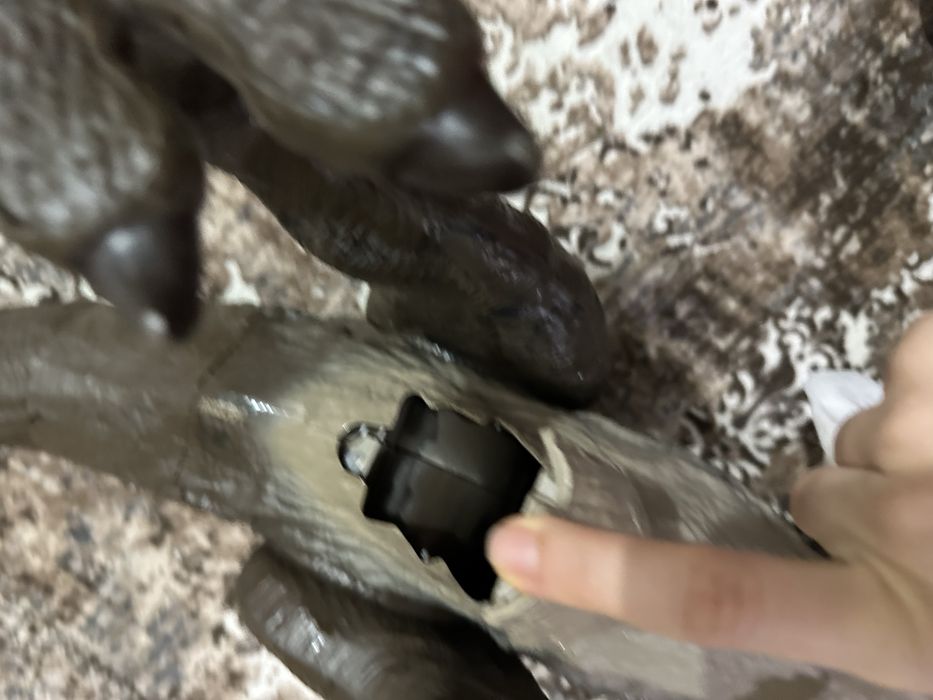 Голям T- Rex, яде малки динозаври