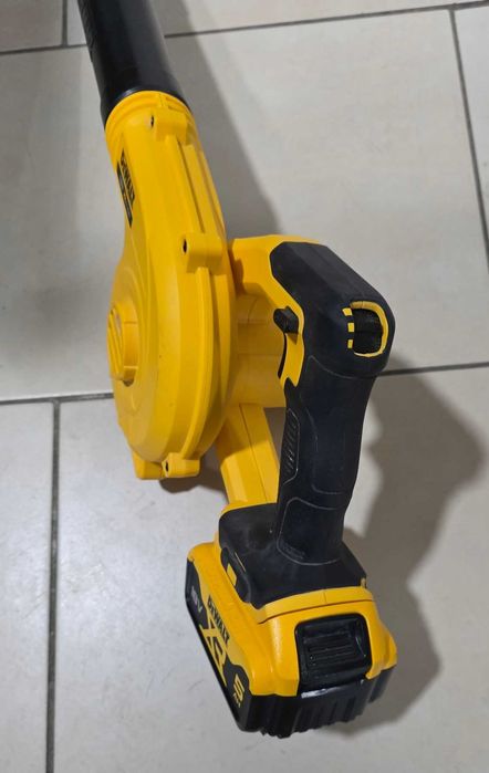 Акумулаторна въздуходувка DeWALT DCV100