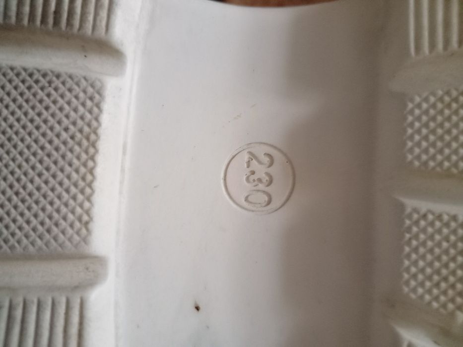 Продам кроссовки жёнские