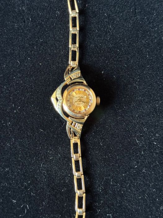 Продаю золотые часы.