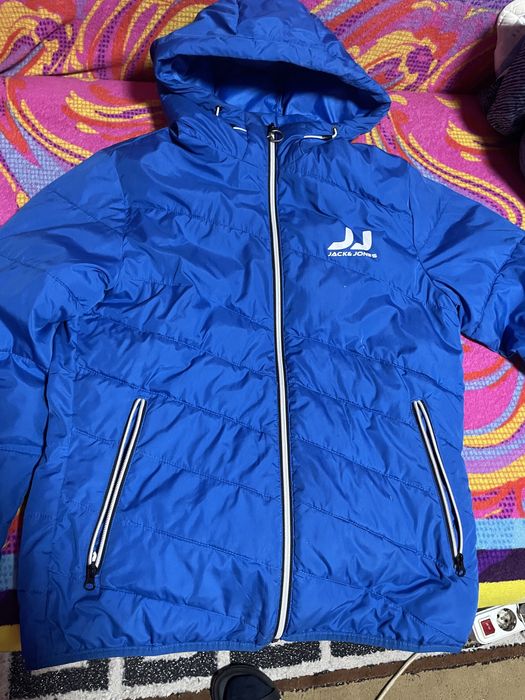 Geaca de ploaie albastra