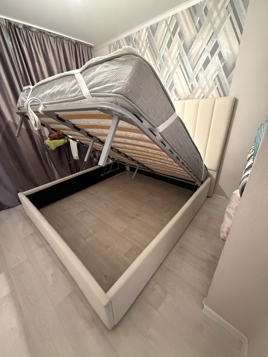 Продам кровать 180/200 с матрасом