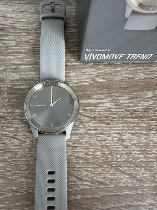 Часовник Garmin vivomove trend