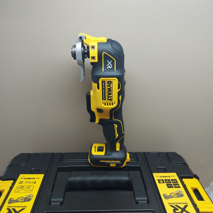 Акумулаторен безчетков мултитул Dewalt DCS356NT