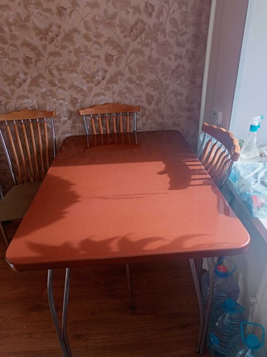 Кухонный стол и стулья