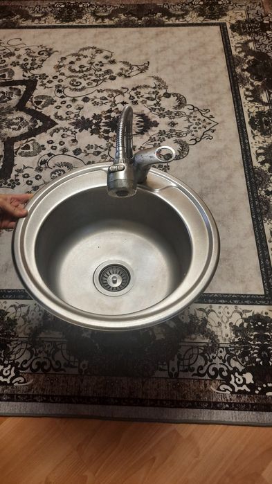 Мойка на кухню  со смесителем.