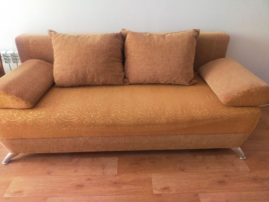 Тахта с подушками