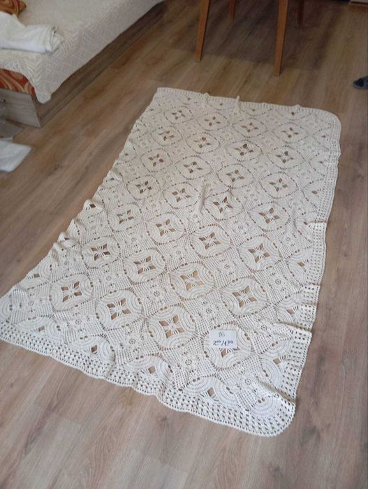 Плетени на една кука покривки за маса и кувертюри с указани размери.