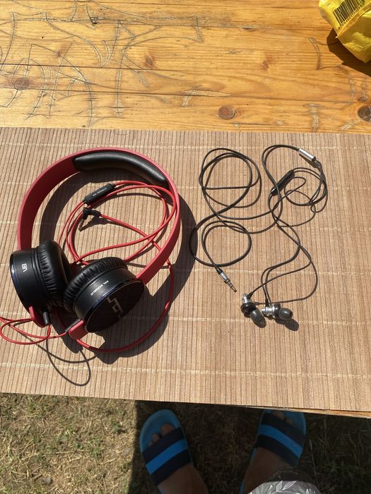 Vand casti SOL REPUBLIC  tracks HD ( model cu fir, on-ear ) aproape noi .   Ofer CADOU inca o pereche de casti SKULLCANDY  cu fir.
