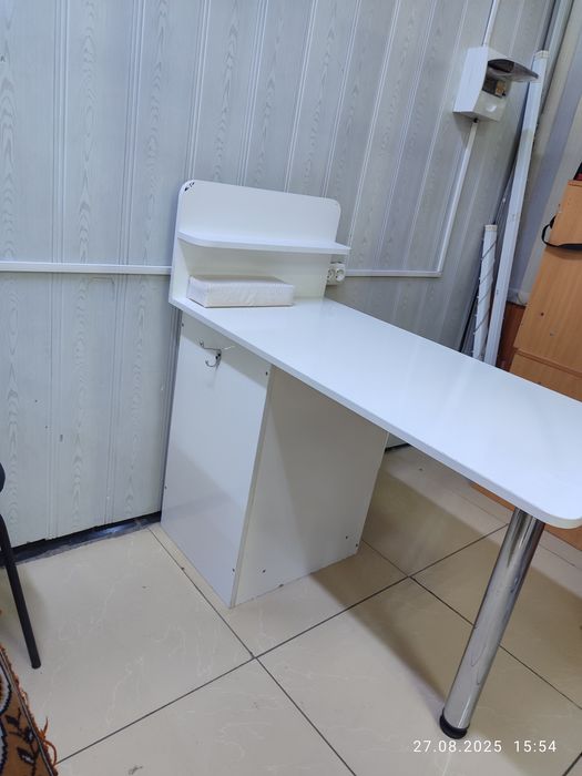 Маникюрный столик