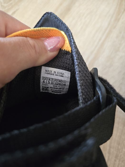 Дамски обувки - официални, спортни Reebok и ежедневни сандали