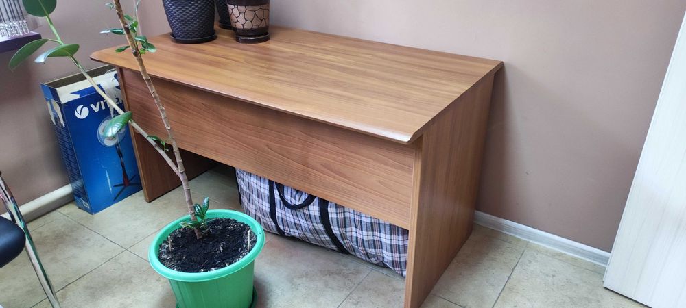 Офисный стол с креслом