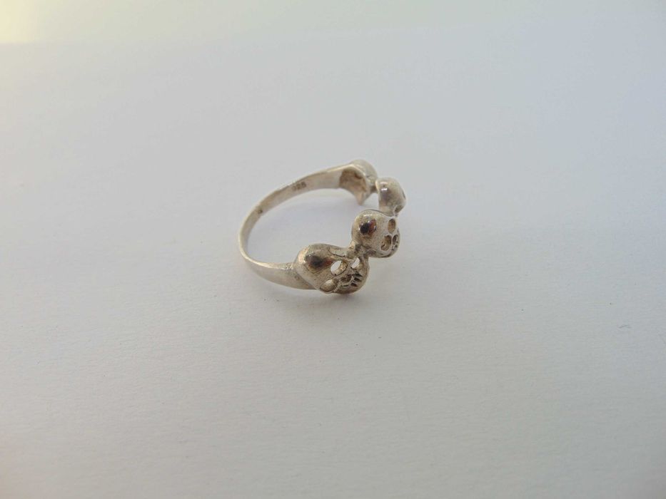 Inel cap de mort din argint