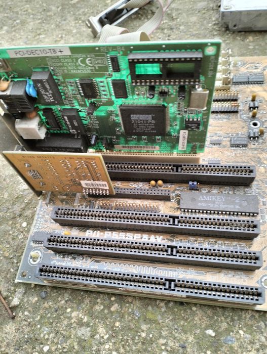 Стара дънна платка за компютър с хард диск