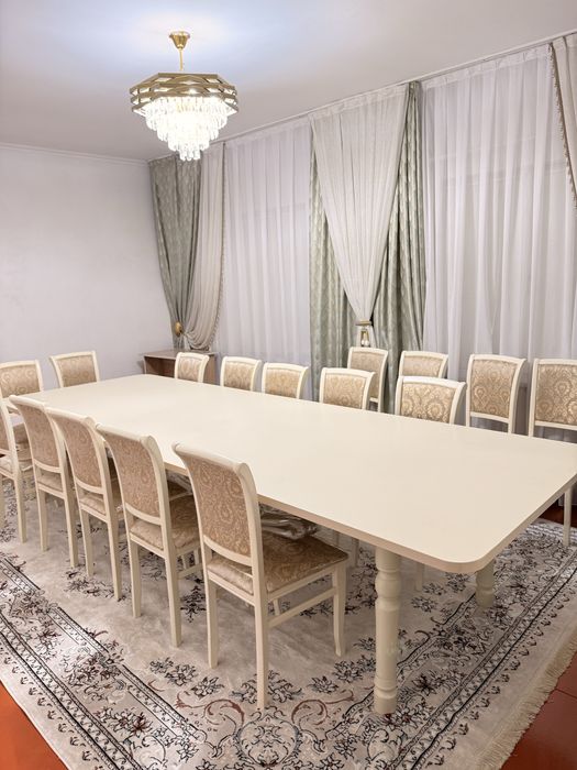 Стол и стулья для гостевого зала