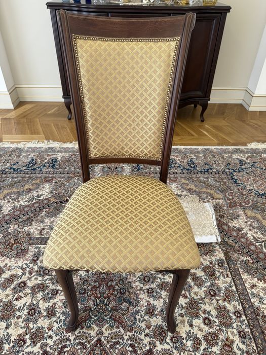 Срочно продается Гостиный Стол и стулья из ореха!