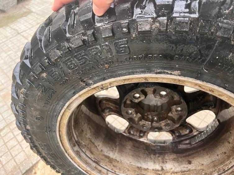 Продавам гуми за офроуд с джанти