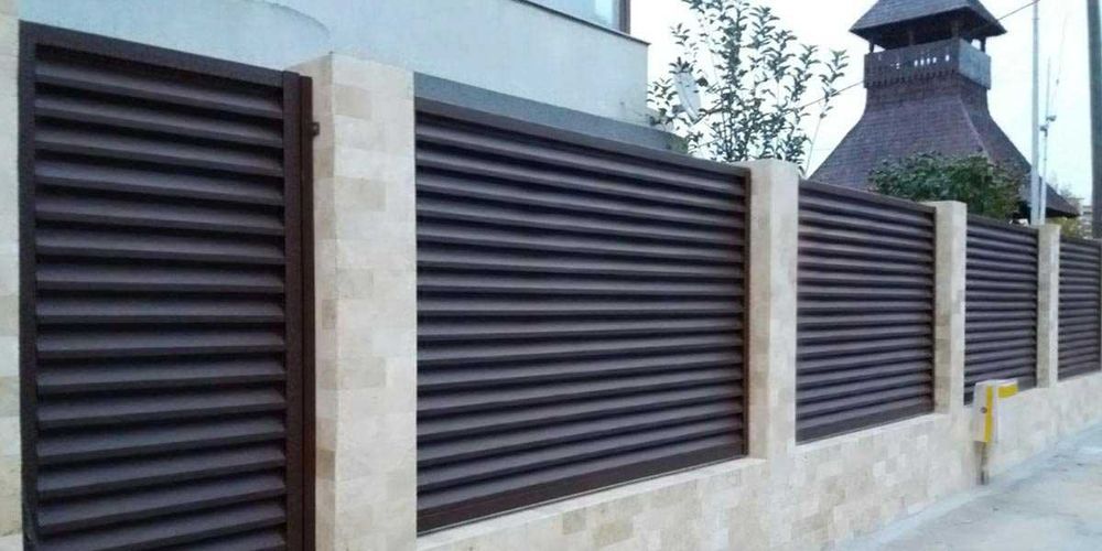 Garduri si porti din panouri stil jaluzele, sipca metalica, tabla cutata, plasa bordurata, fier forjat, BCA sau beton si alte modele disponibile