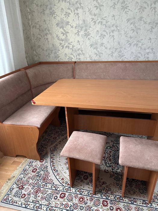 Кухонный уголок с столом и 2 табуретами