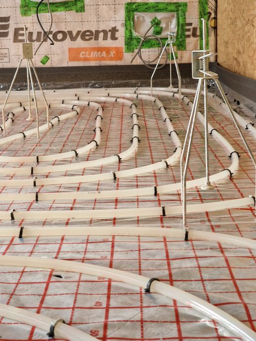 Executam sape fluide de ipsos peste încălzire în pardoseala