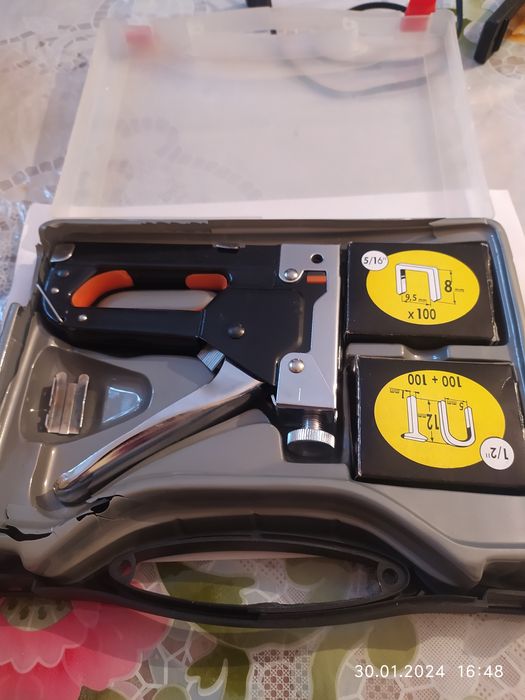 Степлер мебельный со скобами