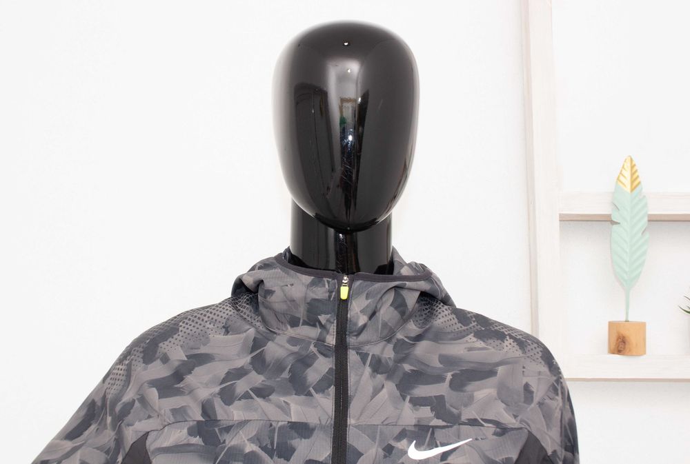 Nike оригинално дамско яке с качулка ветровка принт сиви пера бягане S