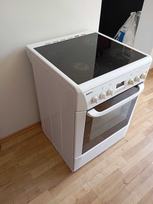 Готварска печка BEKO със стъклокерамични котлони – работеща