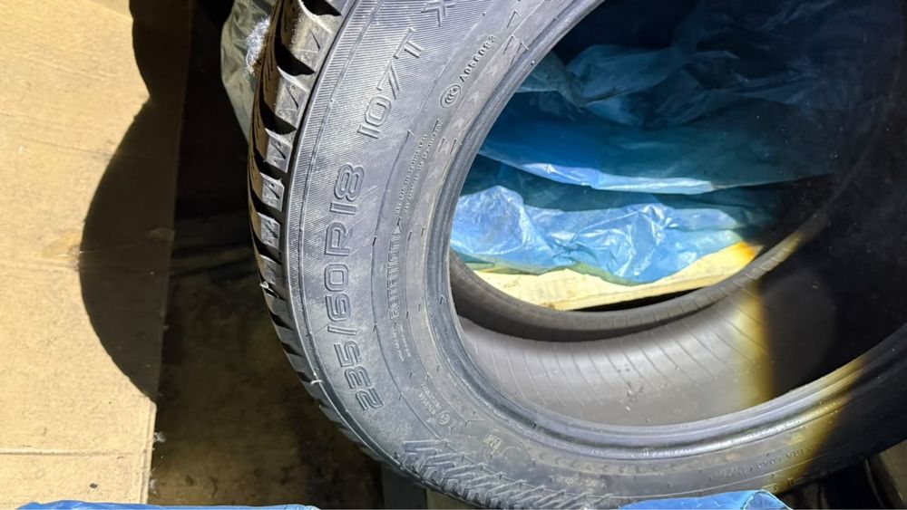 Продам комплект шин 235/60/18