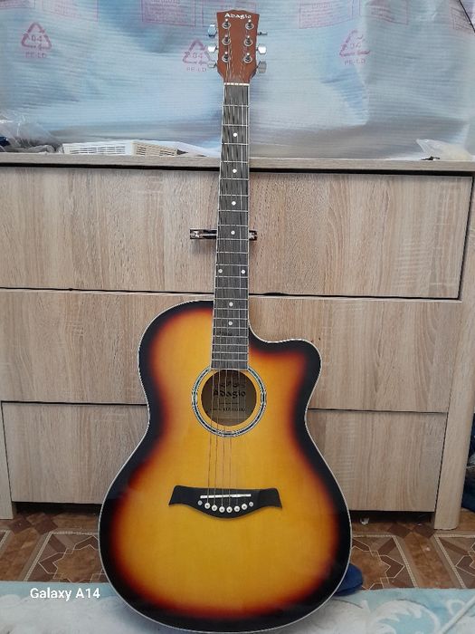 Продаётся Новая гитара.