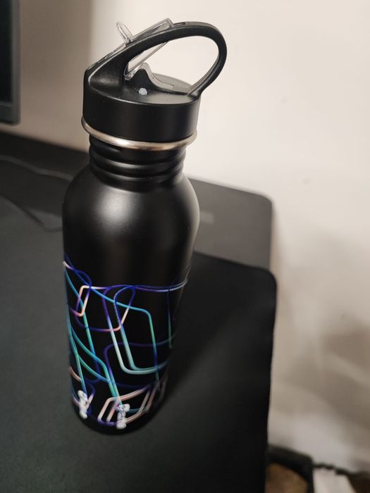 2 termosuri de culori diferite.