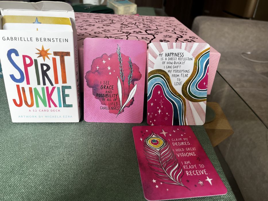 Различни видове Таро карти и Оракули