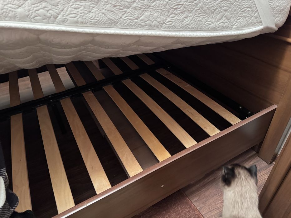 Двуспальная кровать с матрасом