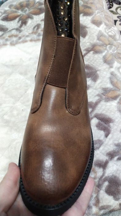 Срочно продам женские ботинки