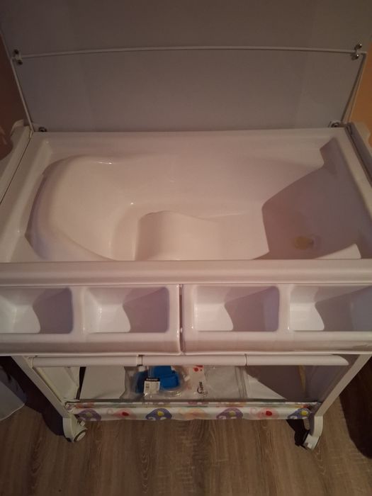 Masa de infasat cu cadita